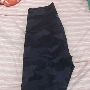Lululemon black Camo 28" align leggings! Size 6